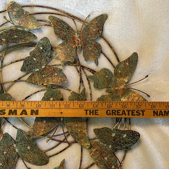 “Butterflies are free”  Wonderful circle of flying metal butterflies wall art. - Picture 8 of 9